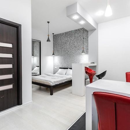 Black And Red Squares Apartment Lviv Buitenkant foto