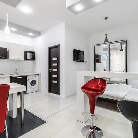 Black And Red Squares Apartment Lviv Buitenkant foto
