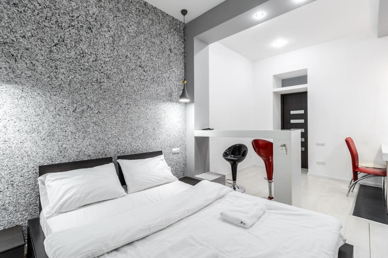 Black And Red Squares Apartment Lviv Buitenkant foto