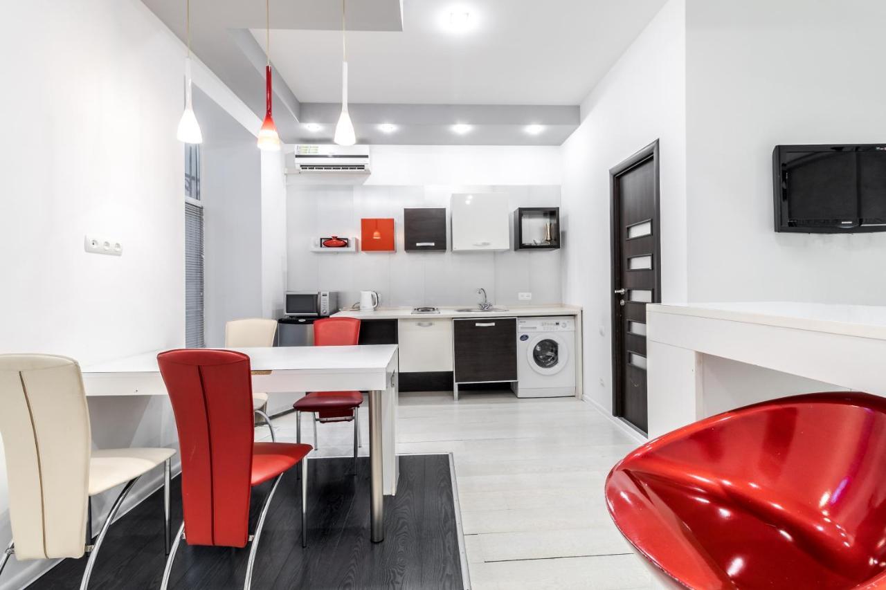 Black And Red Squares Apartment Lviv Buitenkant foto