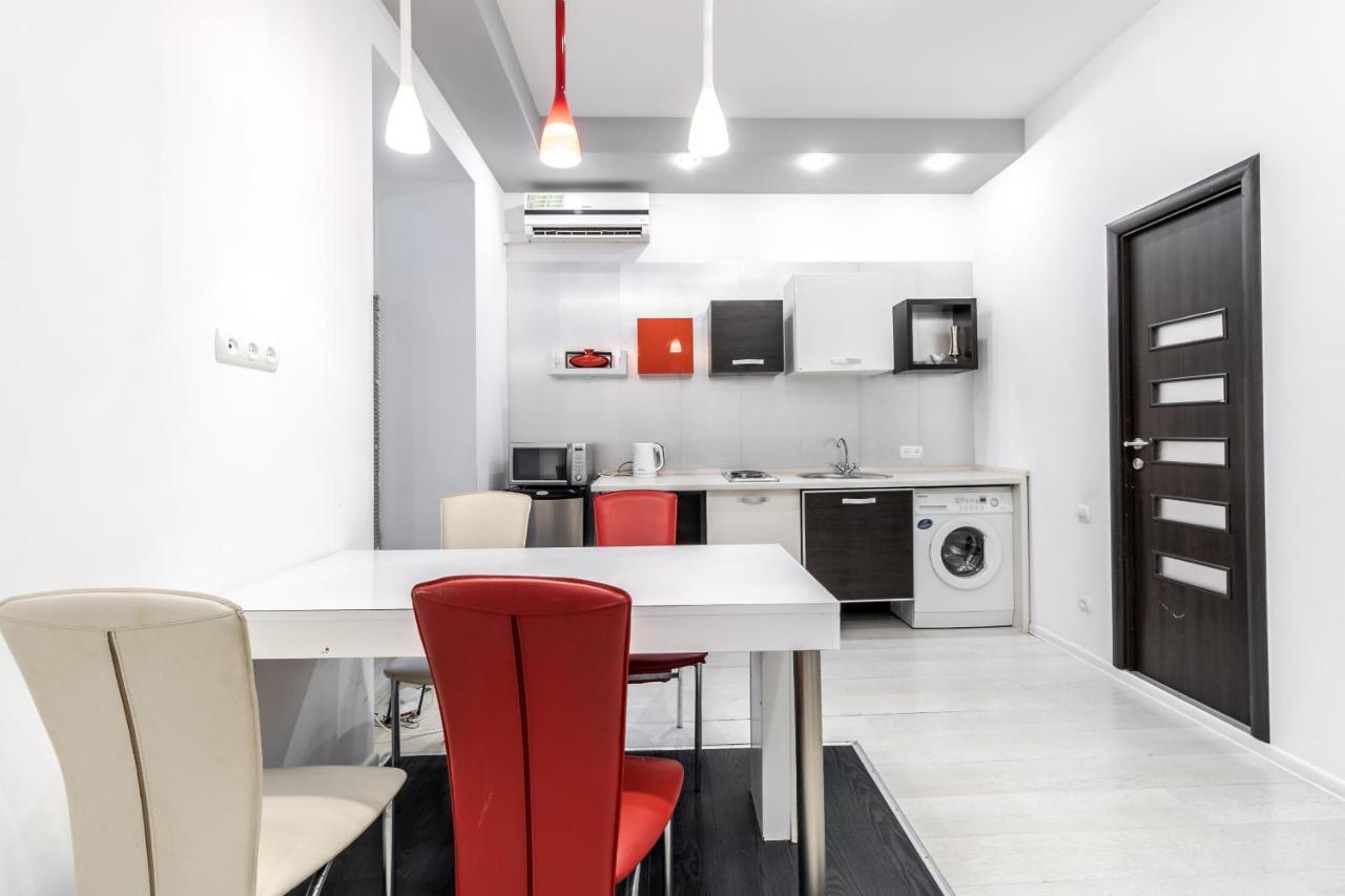 Black And Red Squares Apartment Lviv Buitenkant foto