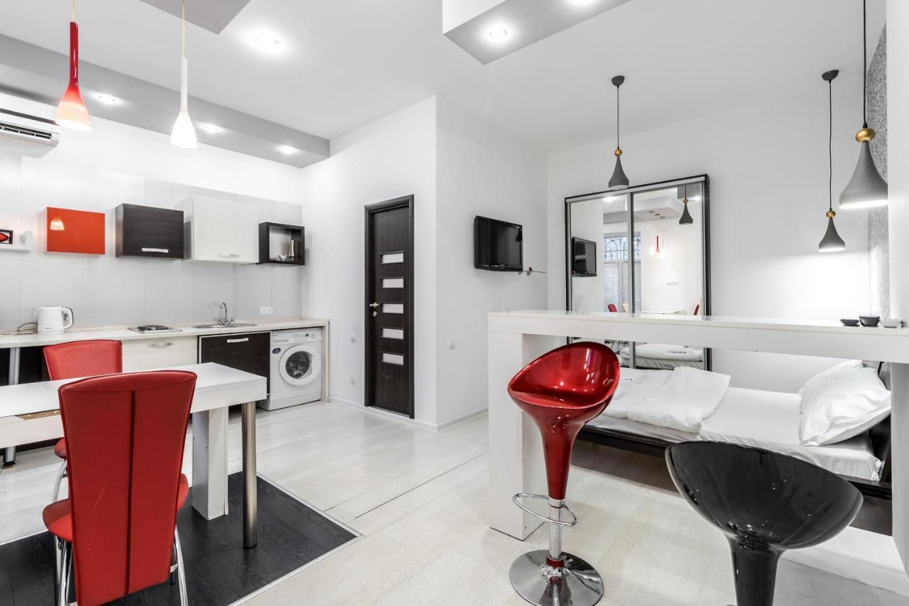 Black And Red Squares Apartment Lviv Buitenkant foto