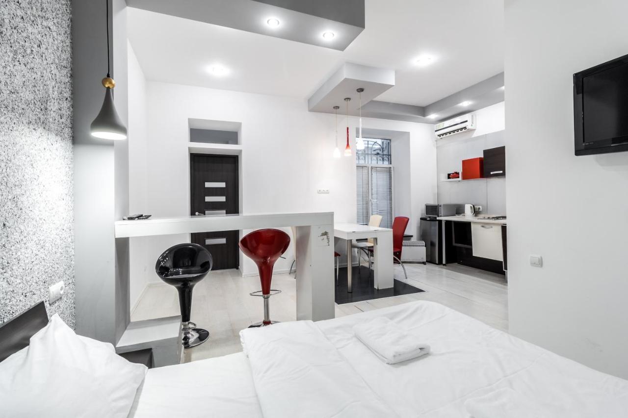 Black And Red Squares Apartment Lviv Buitenkant foto