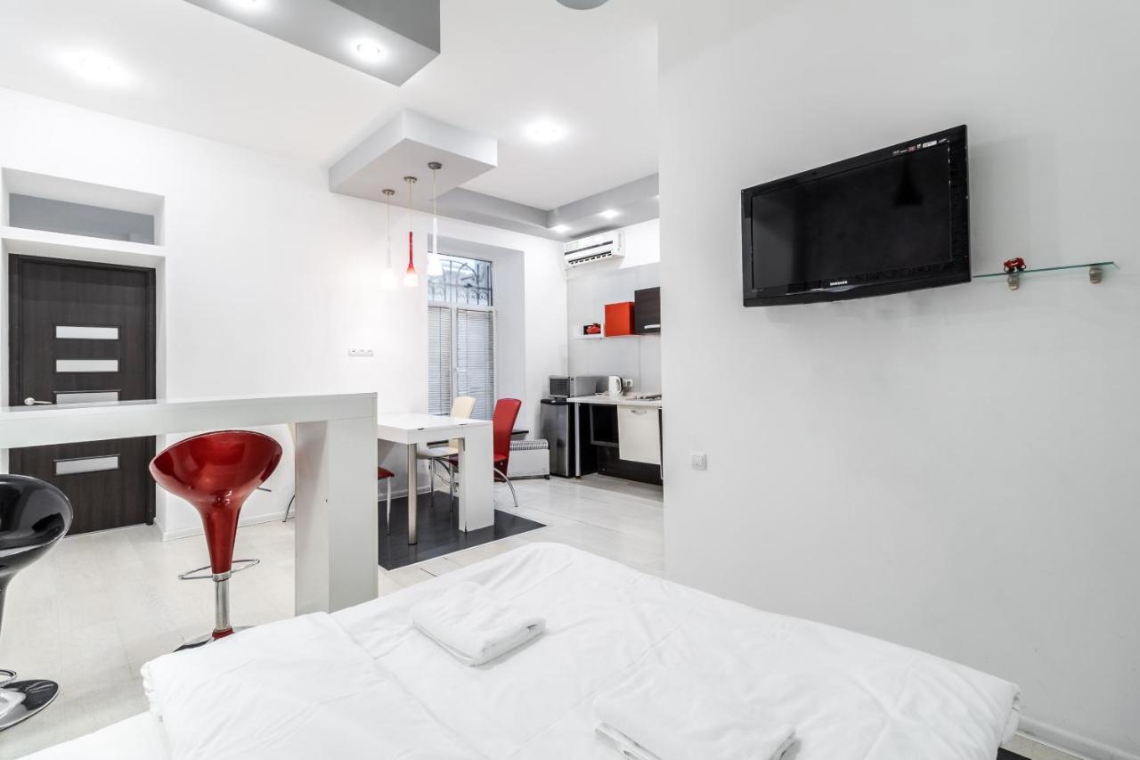 Black And Red Squares Apartment Lviv Buitenkant foto